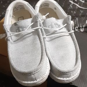 Hey dudes size 7 mens stone wht